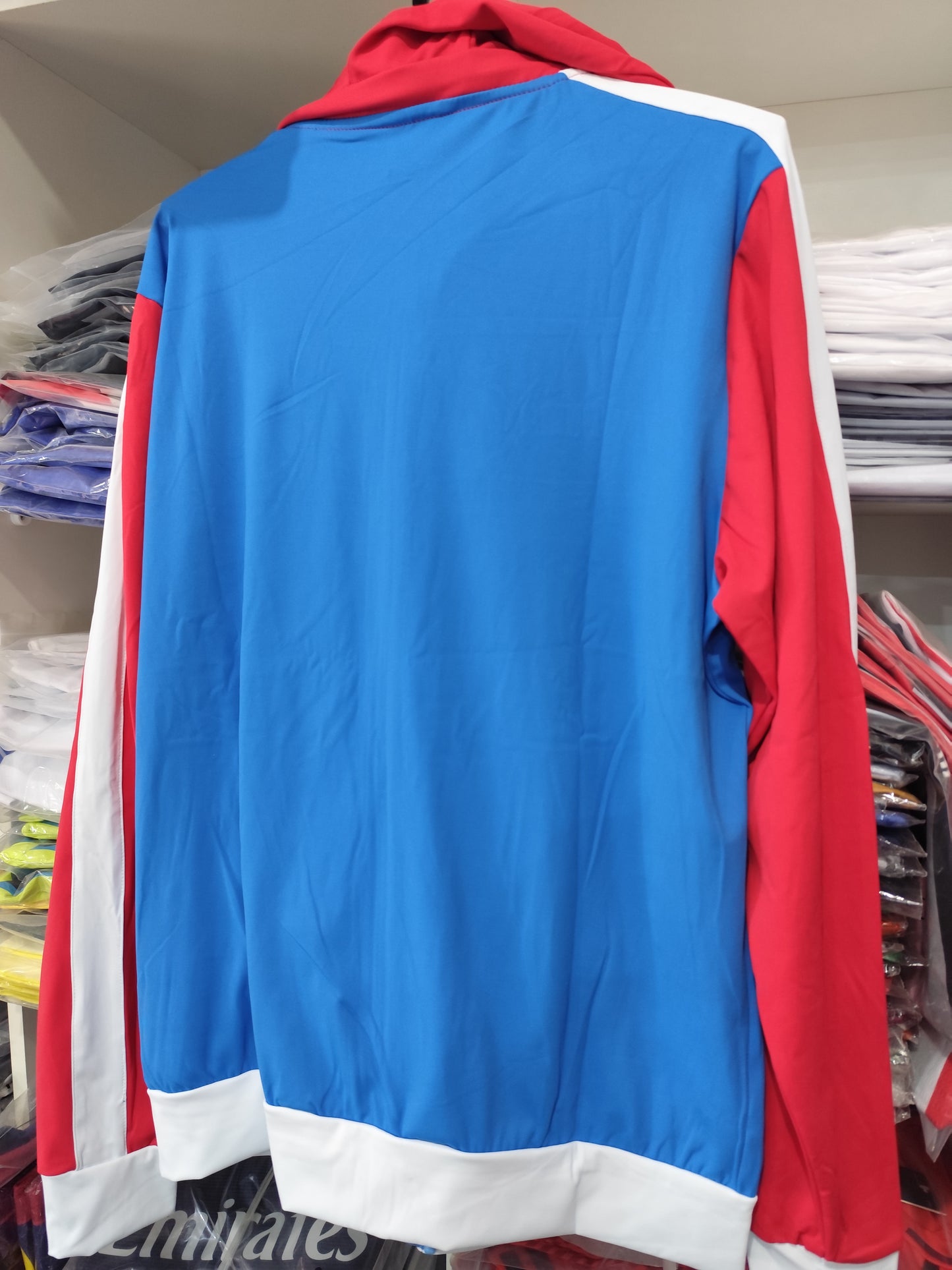 Conjunto Buso Paraguay Celeste Tailandesa 1.1 con Capucha quita y pone